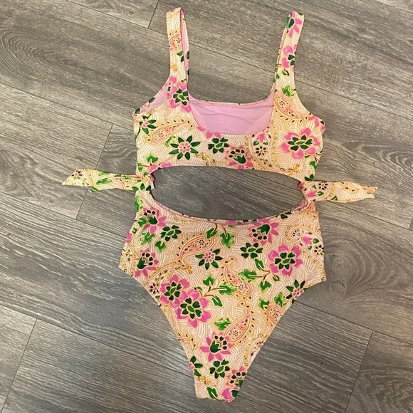 Aerie women Floral Cutout front and back Swimsuit size medium - Picture 2 of 2